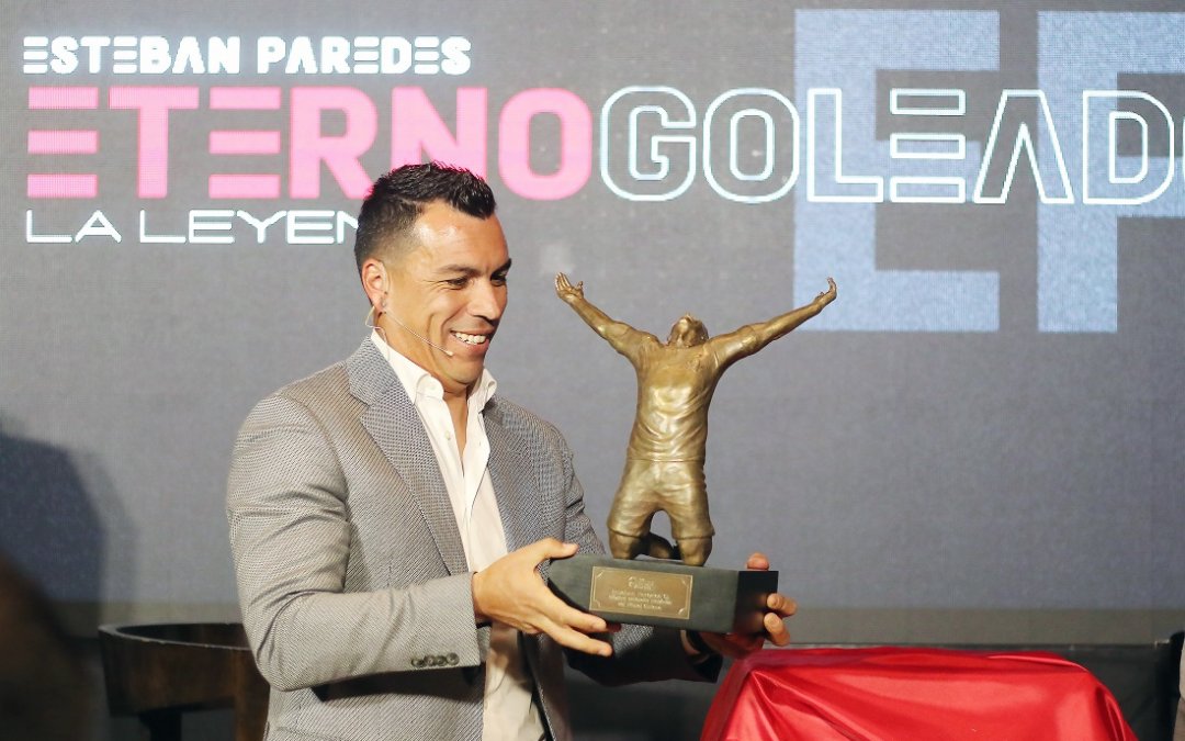 Futbolistas de Chile realizan homenaje a  Esteban Paredes como máximo goleador