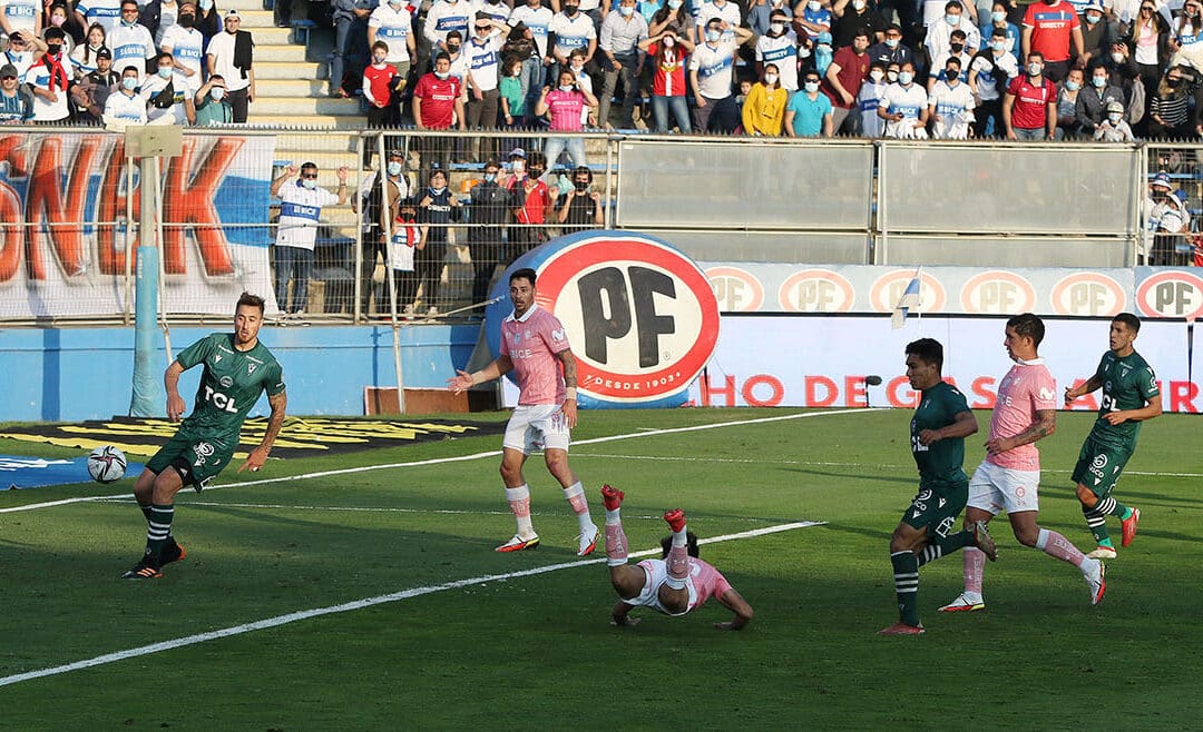 Universidad Católica venció a Santiago Wanderers y se mantiene a un paso del liderato