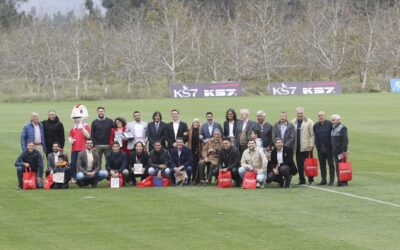 El álbum del Campeonato Nacional incluye a 50 leyendas del fútbol chileno